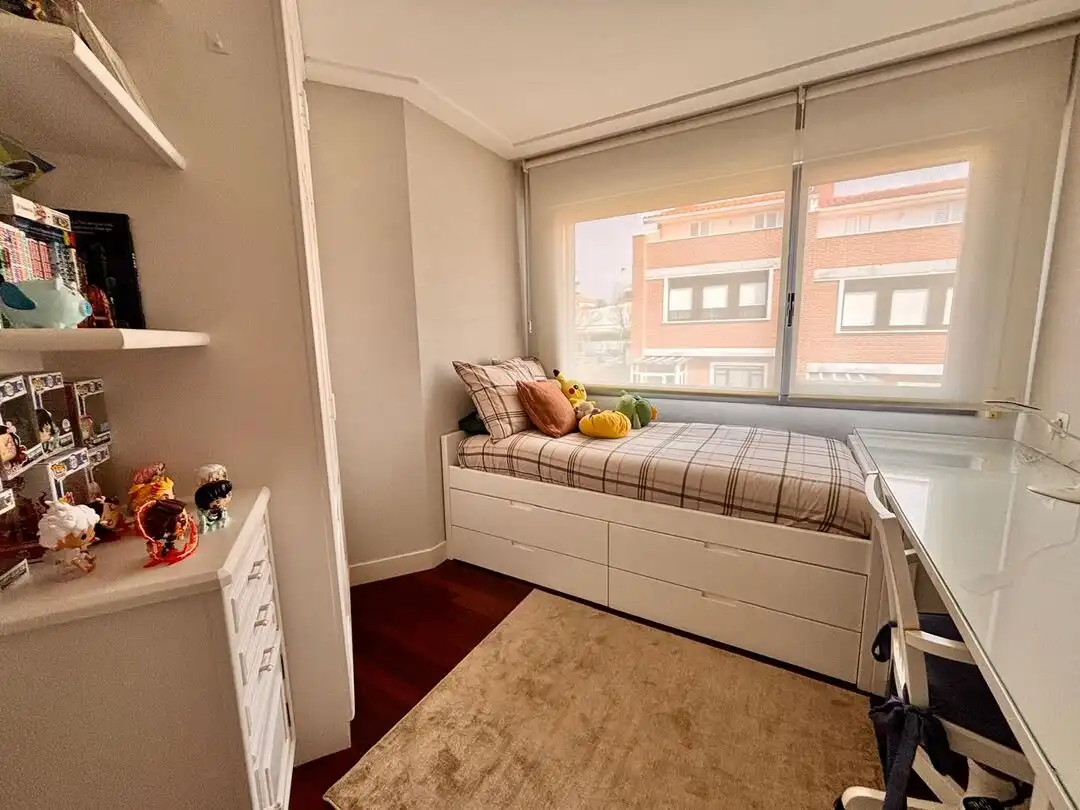 Schlafzimmer von Einfamilien-Reihenhaus zum Verkauf in Sopela mit Heizung, Privatgarten und Terrasse