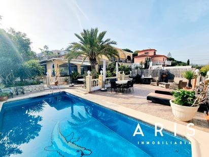 Vista exterior de Casa o xalet en venda en Alhaurín de la Torre amb Aire condicionat, Jardí privat i Traster