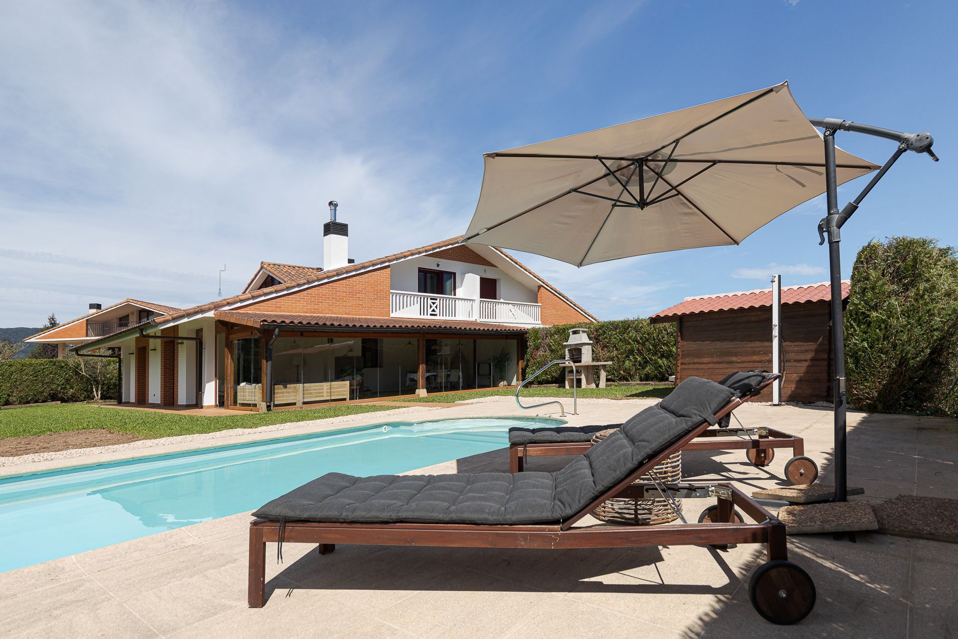 Piscina de Casa o xalet en venda en Irun  amb Aire condicionat, Calefacció i Terrassa