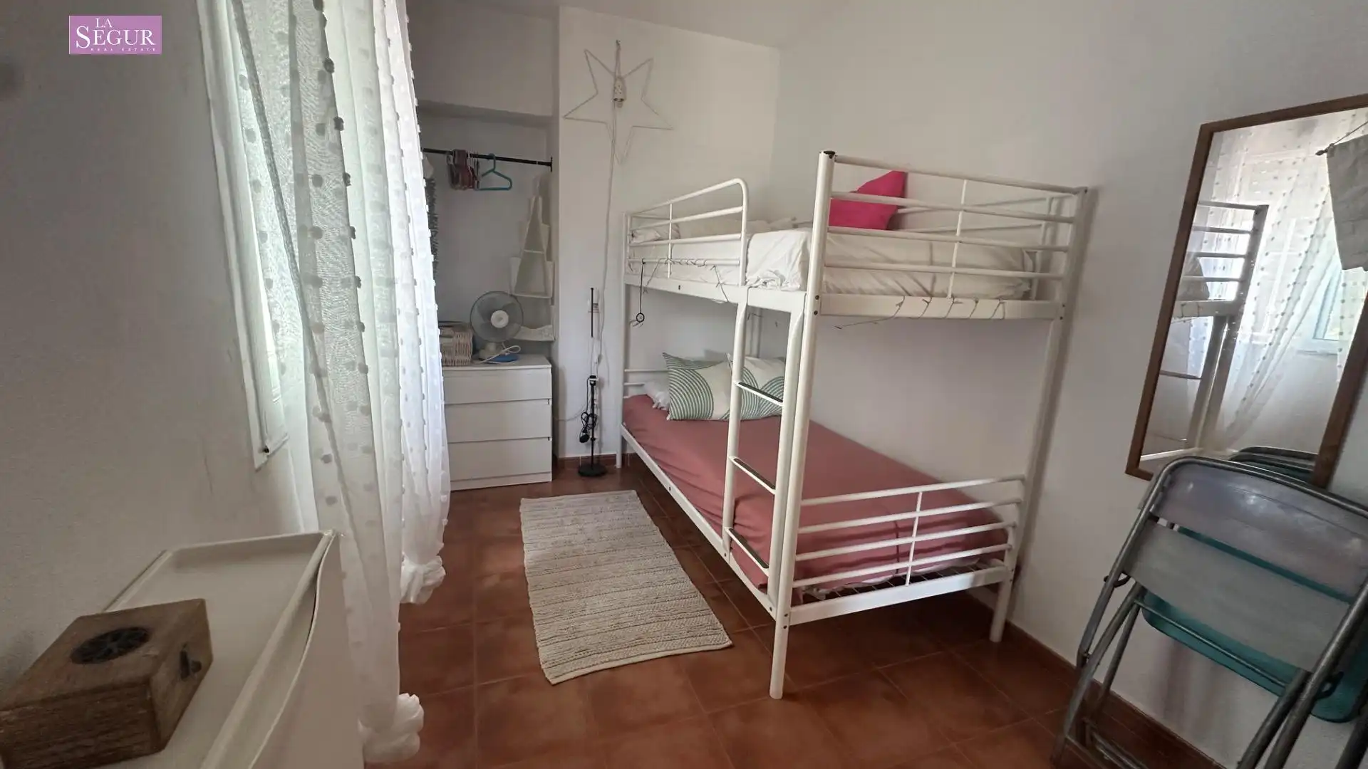 Dormitori de Casa o xalet en venda en Barbate amb Jardí privat, Terrassa i Moblat