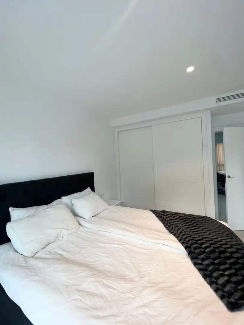Habitación de Casa adosada de alquiler en Estepona con Jardín privado, Terraza y Trastero