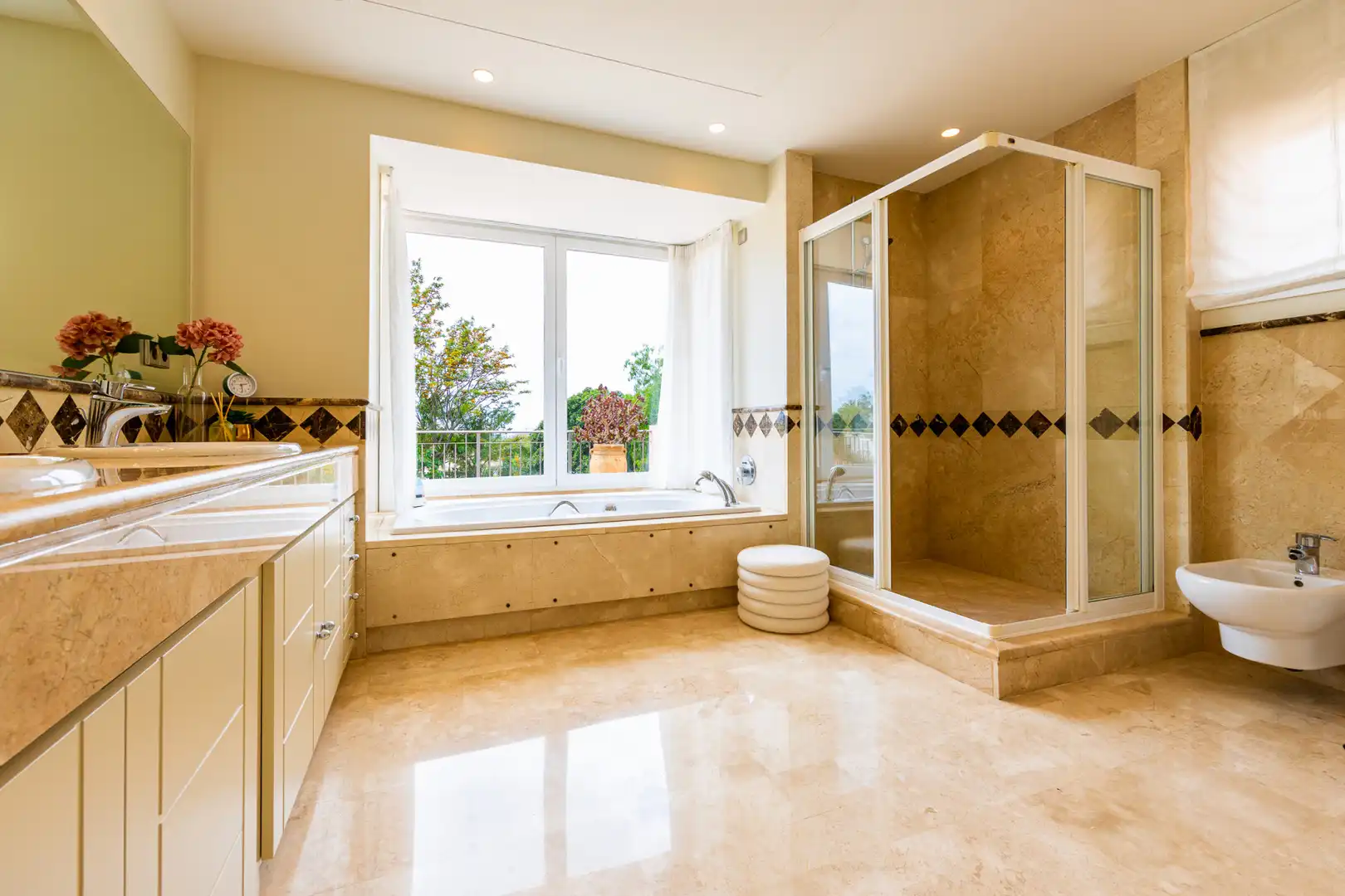 Bany de Casa o xalet en venda en Marbella amb Aire condicionat, Jardí privat i Terrassa