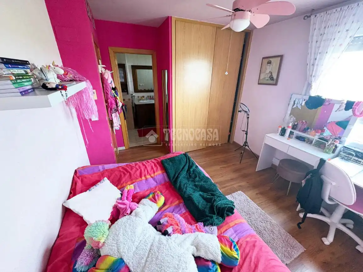 Habitación de Casa adosada en venta en Zaragoza con Terraza