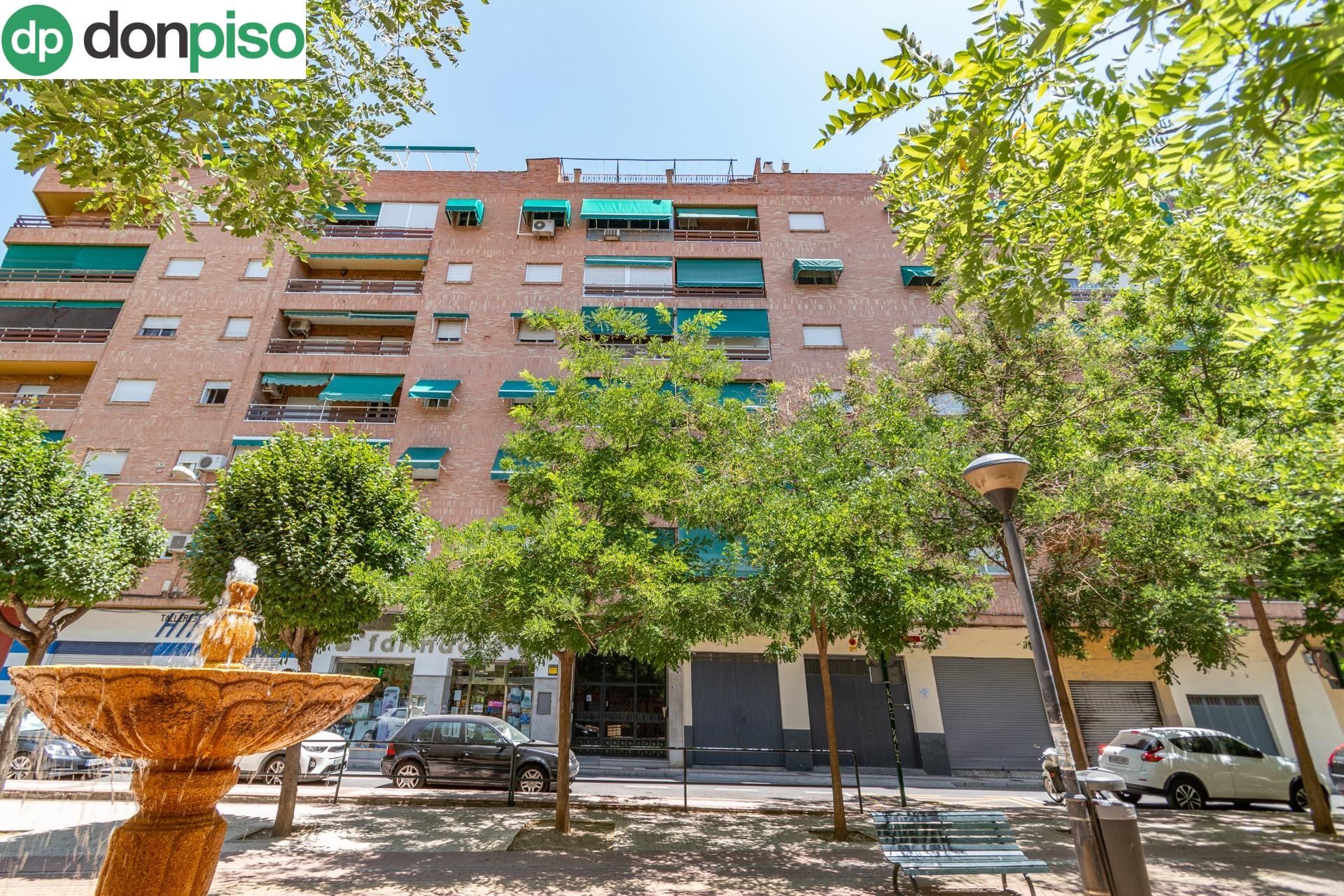 Vista exterior de Pis en venda en  Granada Capital amb Calefacció i Terrassa