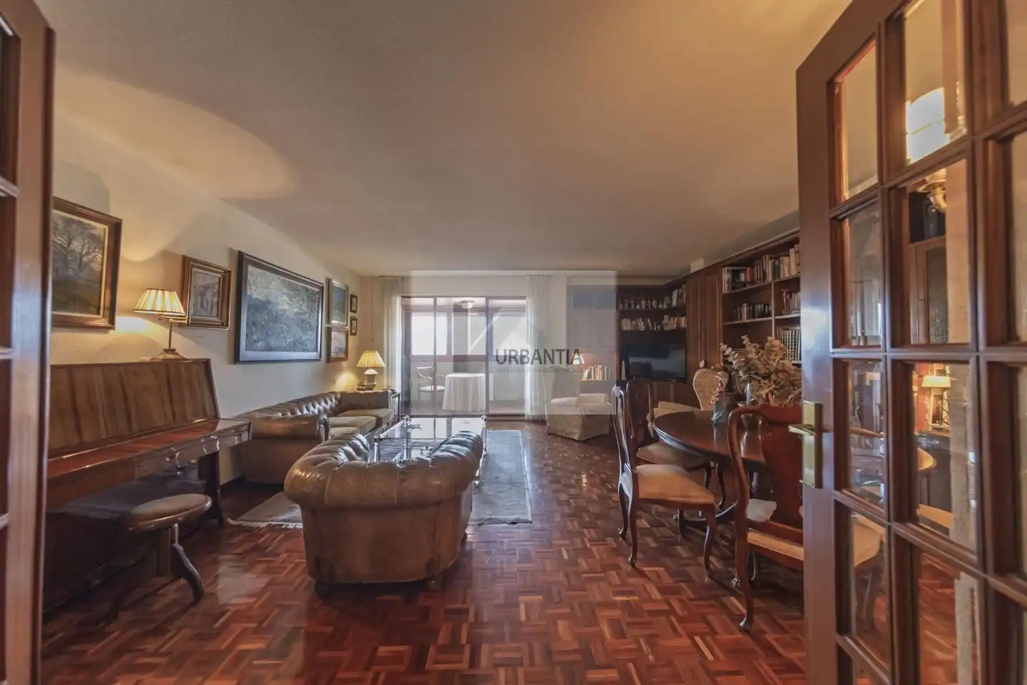 Sala de estar de Piso en venta en  Pamplona / Iruña con Calefacción, Parquet y Terraza