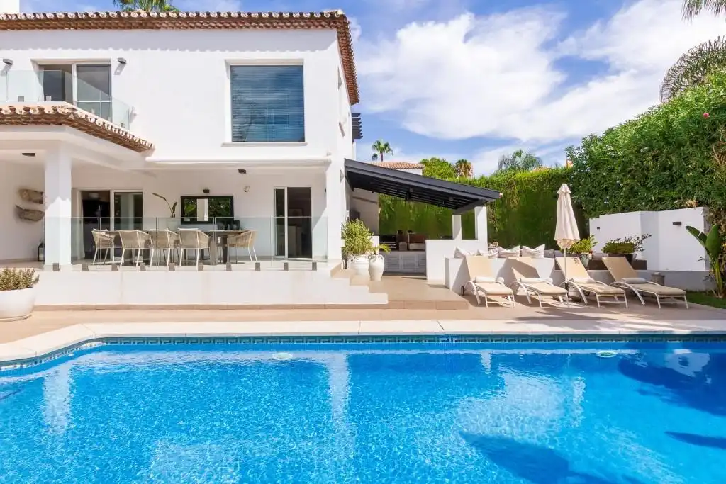 Vista exterior de Casa o xalet en venda en Marbella amb Aire condicionat, Calefacció i Jardí privat