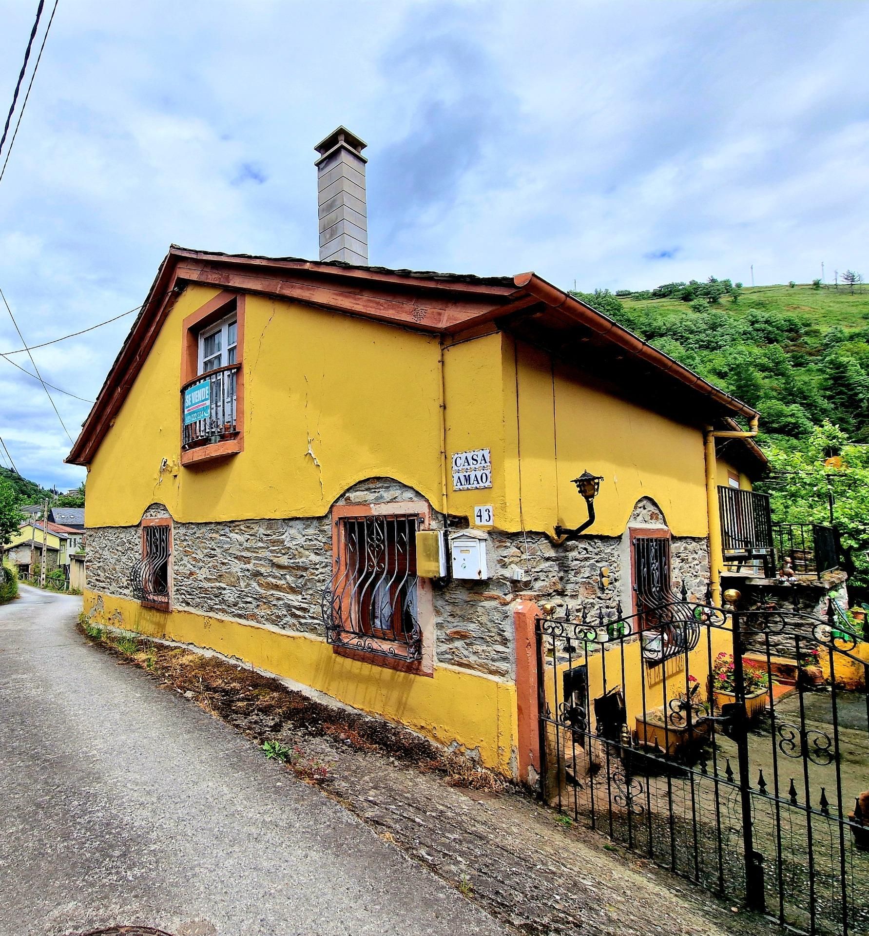 Außenansicht von Country house zum verkauf in Cangas del Narcea mit Abstellraum und Balkon
