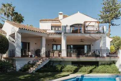 Detached house with pool for sale in Las Chapas - El Rosario