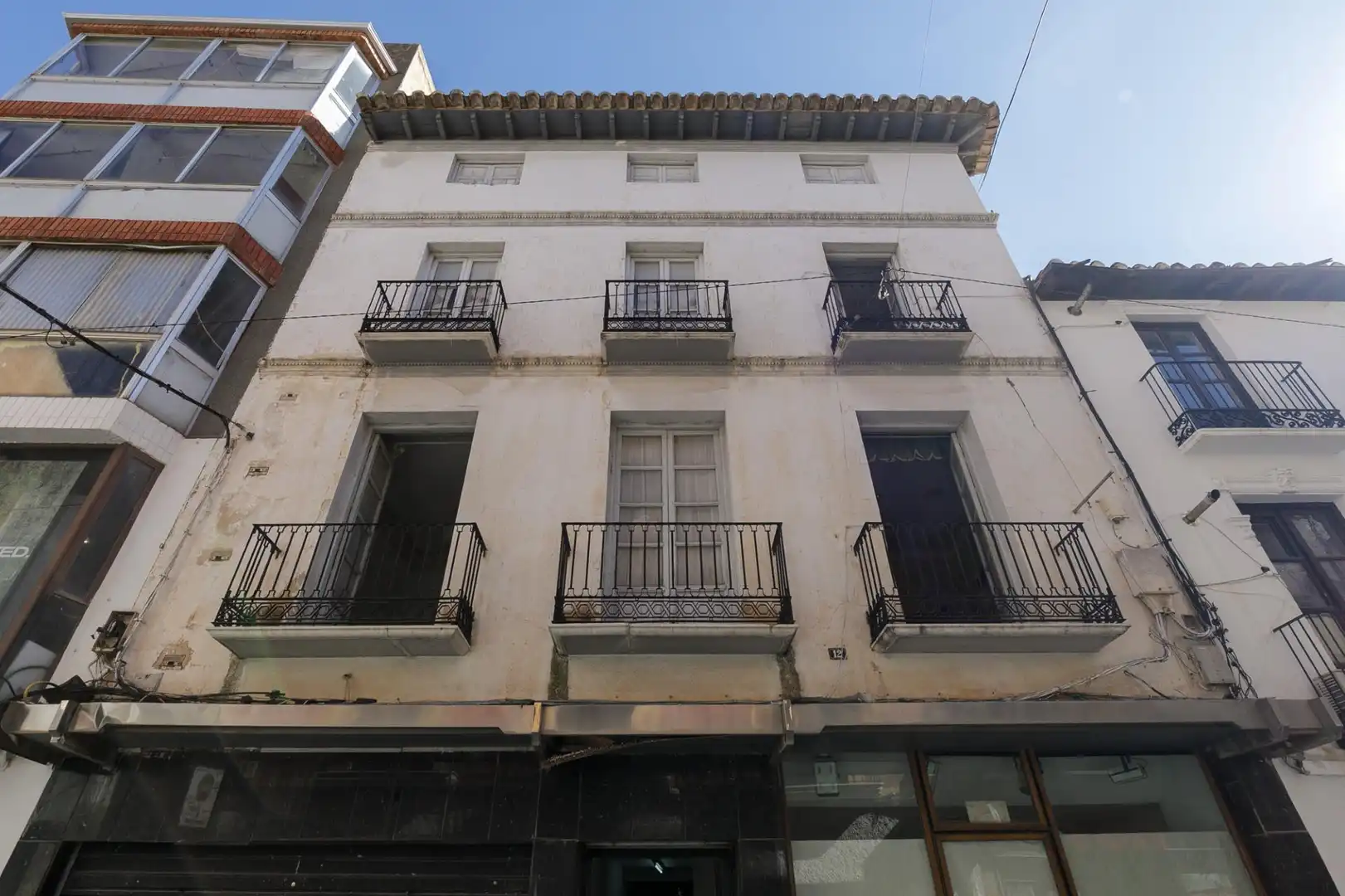 Vista exterior de Edificio en venta en Baza
