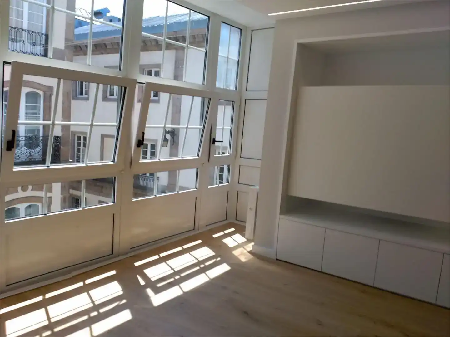 Sala d'estar de Pis en venda en A Coruña Capital  amb Parquet i Balcó