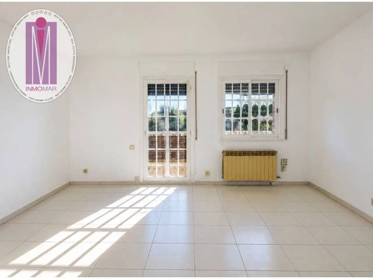 Vista exterior de Casa adosada en venta en Castelldefels con Calefacción y Piscina comunitaria