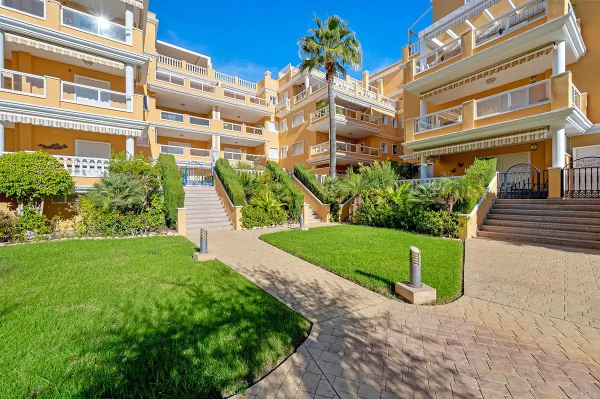 Vista exterior de Apartament en venda en Orihuela amb Aire condicionat, Jardí privat i Terrassa