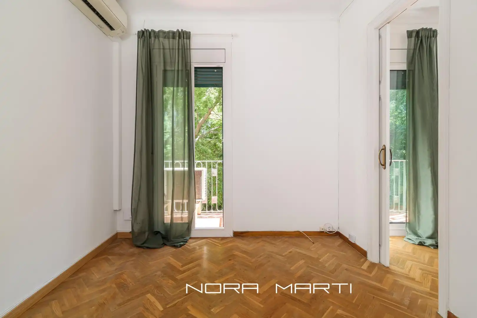 Schlafzimmer von Wohnung zum Verkauf in Barcelona mit Klimaanlage, Parkett und Terrasse