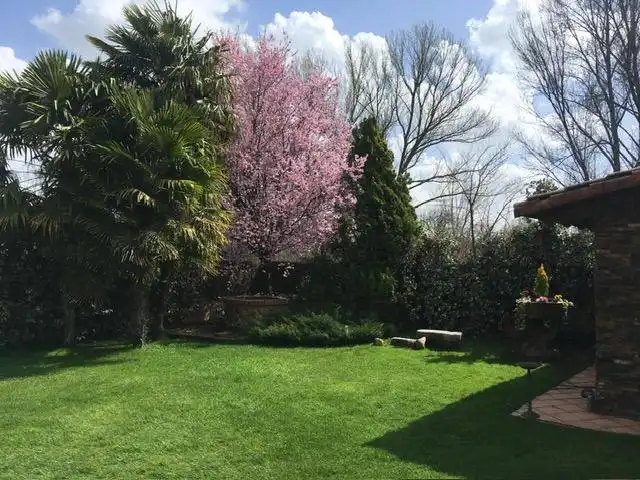 Jardí de Casa adosada en venda en San Andrés del Rabanedo amb Aire condicionat, Calefacció i Jardí privat