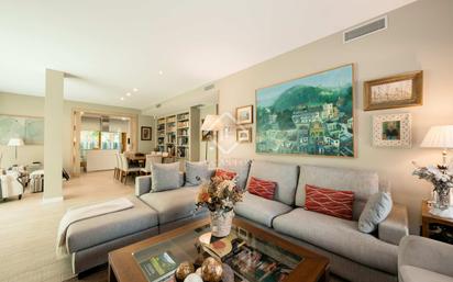 Living room of Flat for sale in Sant Cugat del Vallès  with Air Conditioner, Terrace and Swimming Pool