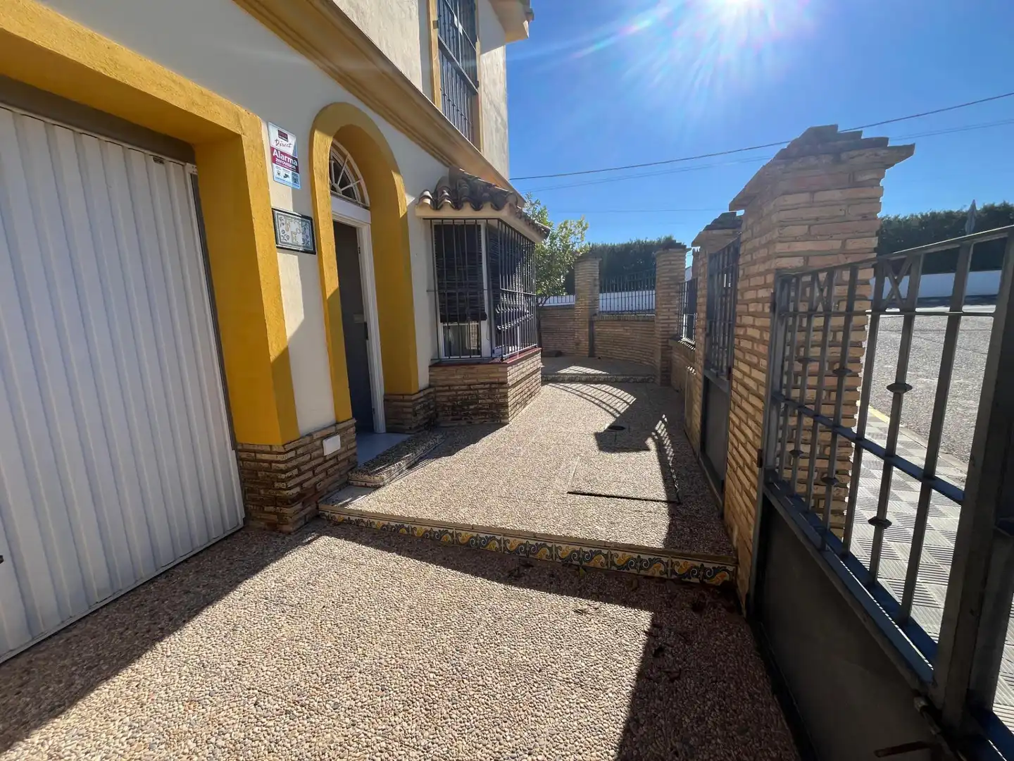 Vista exterior de Casa adosada en venda en Huévar del Aljarafe amb Terrassa i Balcó