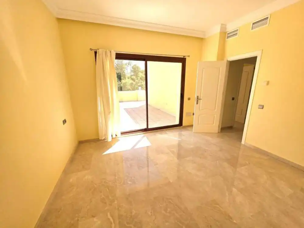 Dormitori de Casa o xalet en venda en Marbella amb Aire condicionat, Jardí privat i Terrassa