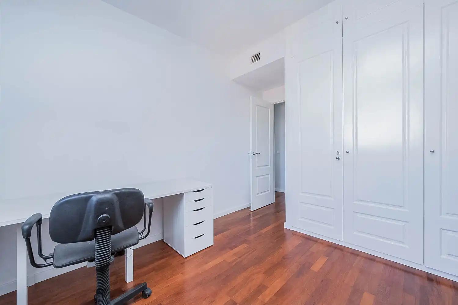 Schlafzimmer von Dachboden zum Verkauf in Móstoles mit Möbliert