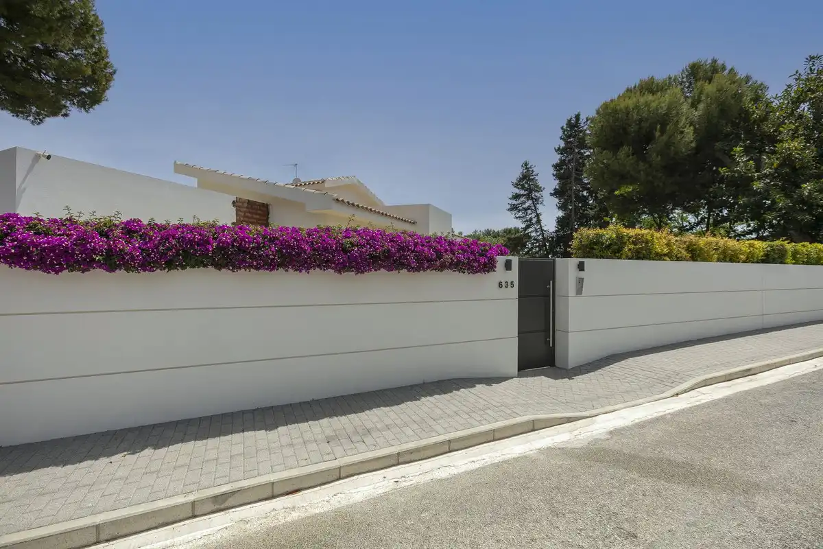 Vista exterior de Casa o chalet en venta en Marbella con Jardín privado, Terraza y Piscina