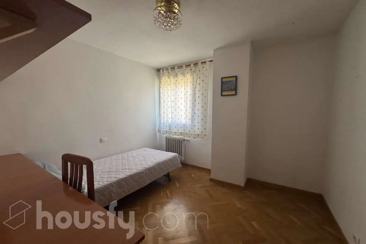 Habitación de Piso de alquiler en Madrid con Trastero y Amueblado