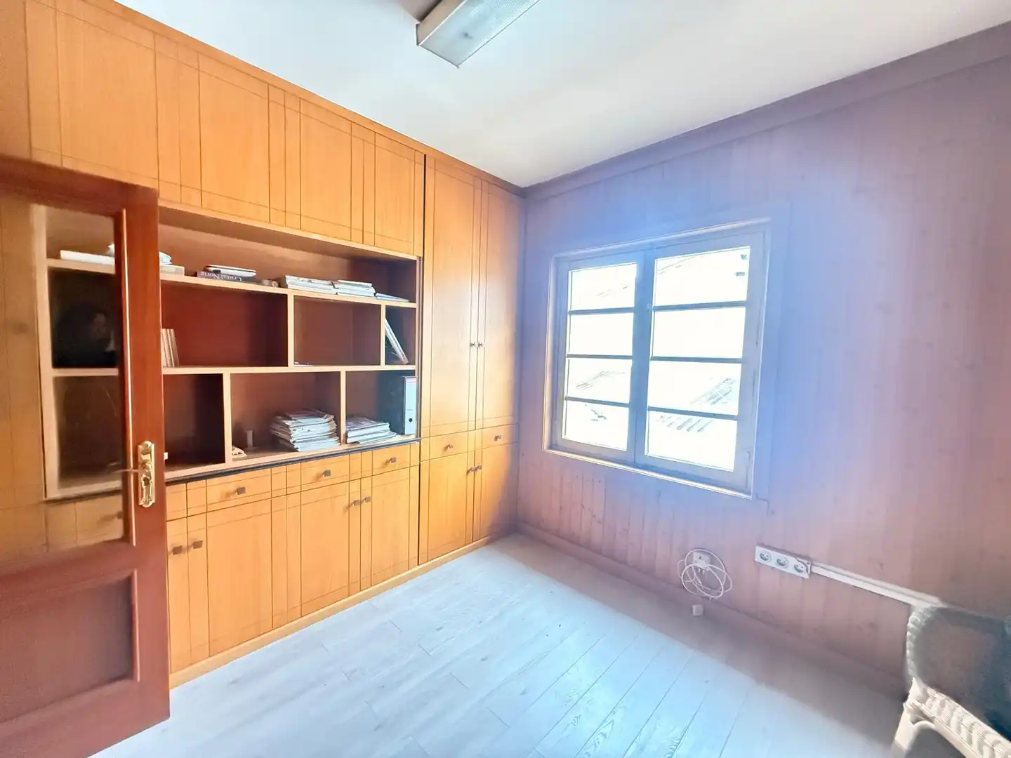 Schlafzimmer von Fabrikhallen zum Verkauf in Siero