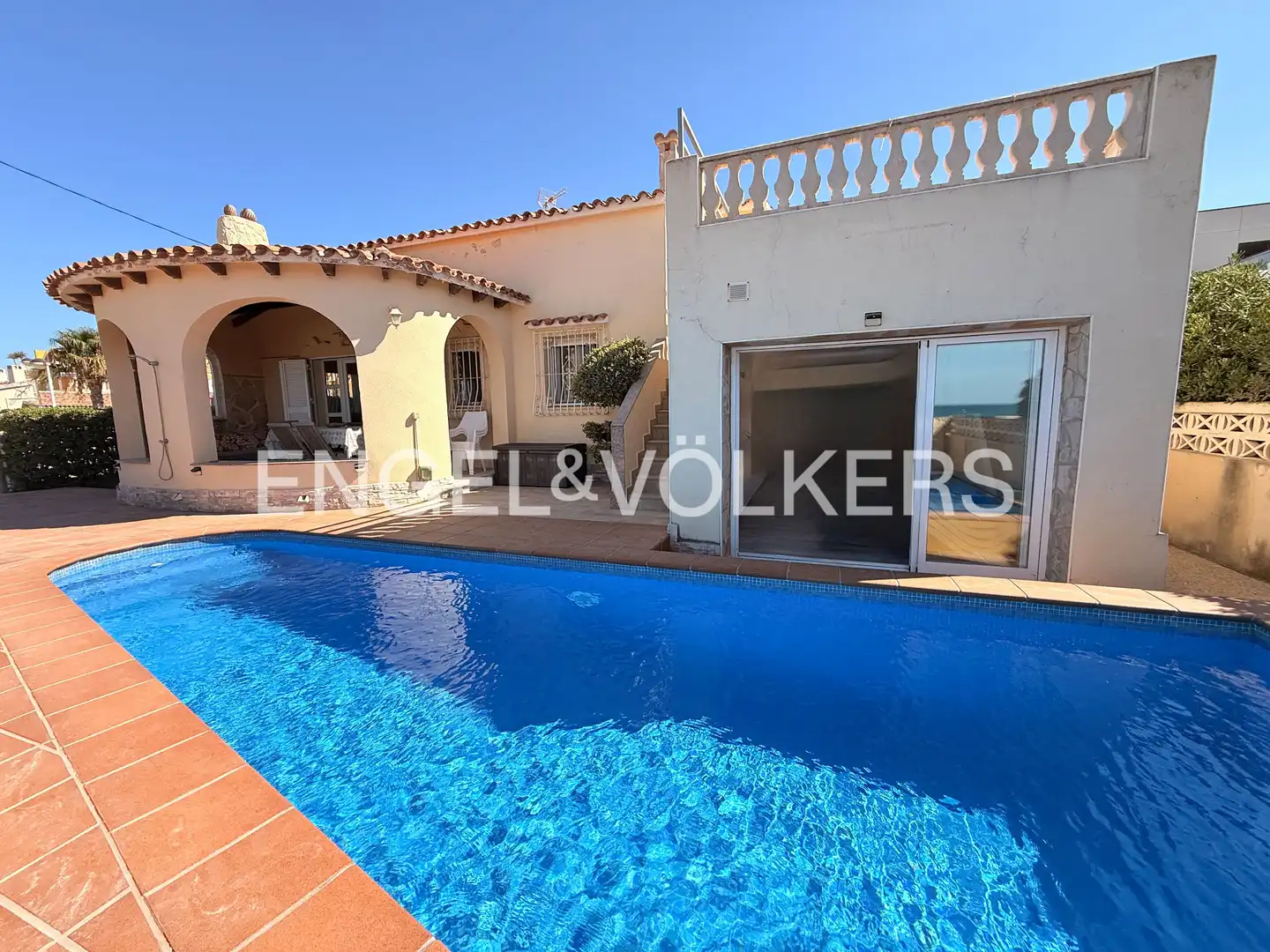 Vista exterior de Casa o xalet en venda en Els Poblets amb Aire condicionat, Calefacció i Jardí privat