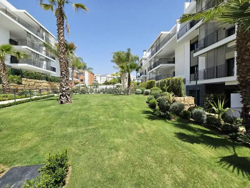 Vista exterior de Àtic de lloguer en Estepona amb Aire condicionat, Terrassa i Piscina