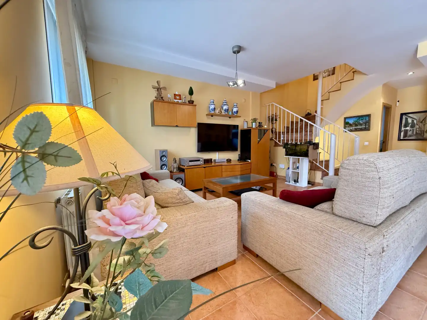 Wohnzimmer von Einfamilien-Reihenhaus zum Verkauf in San Antonio de Benagéber mit Klimaanlage, Heizung und Privatgarten