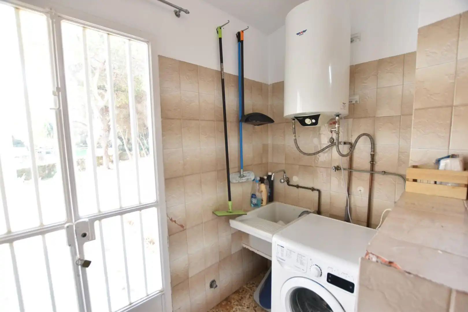 Cuina de Casa o xalet en venda en Alhaurín de la Torre amb Jardí privat, Terrassa i Piscina comunitària