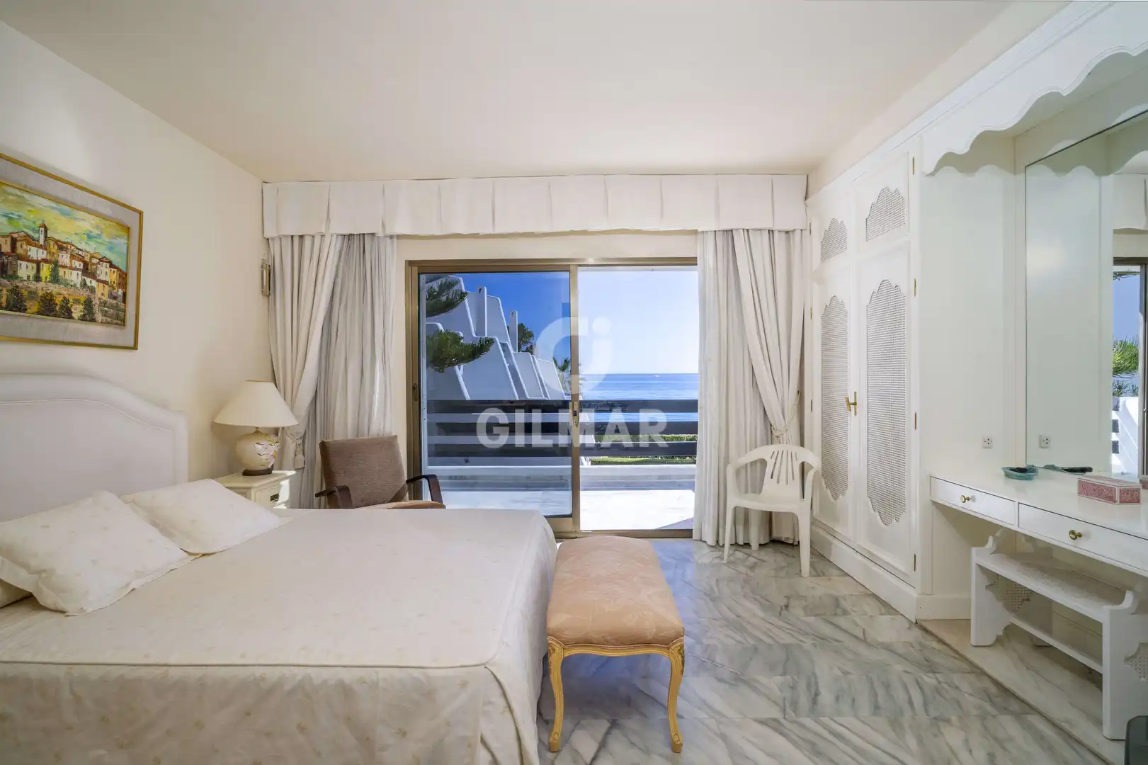 Schlafzimmer von Einfamilien-Reihenhaus zum Verkauf in Marbella mit Heizung, Privatgarten und Schwimmbad