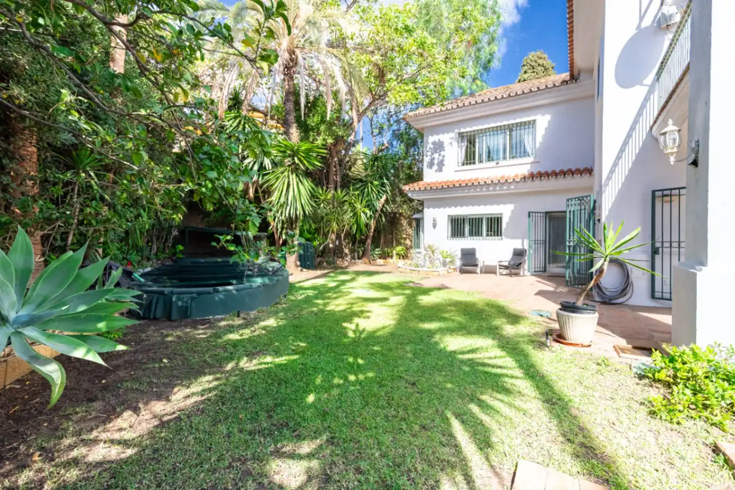 Jardí de Casa o xalet en venda en Marbella amb Aire condicionat, Calefacció i Jardí privat