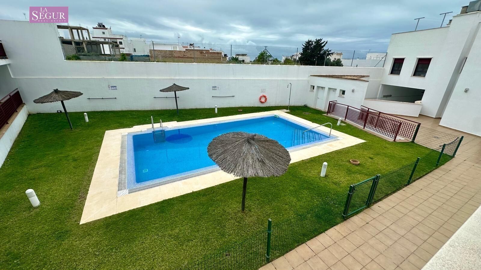 Piscina de Ático en venta en Conil de la Frontera con Aire acondicionado, Terraza y Balcón
