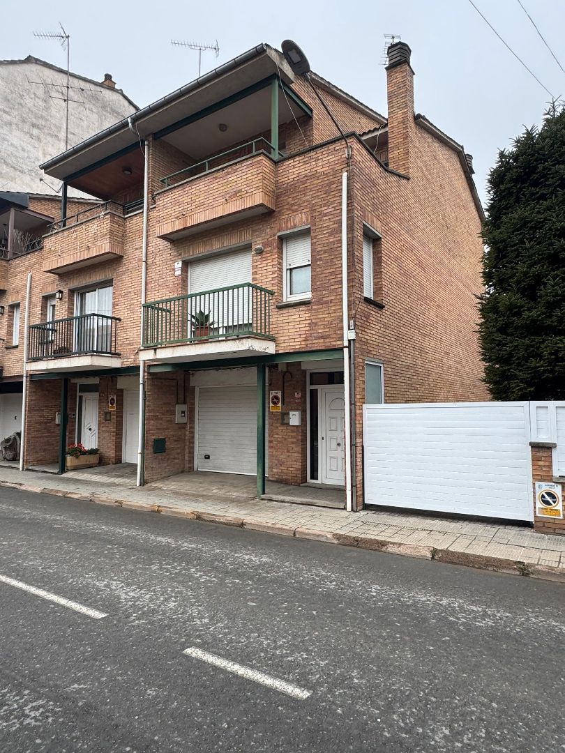 Vista exterior de Casa adosada en venda en Torelló amb Calefacció, Jardí privat i Terrassa