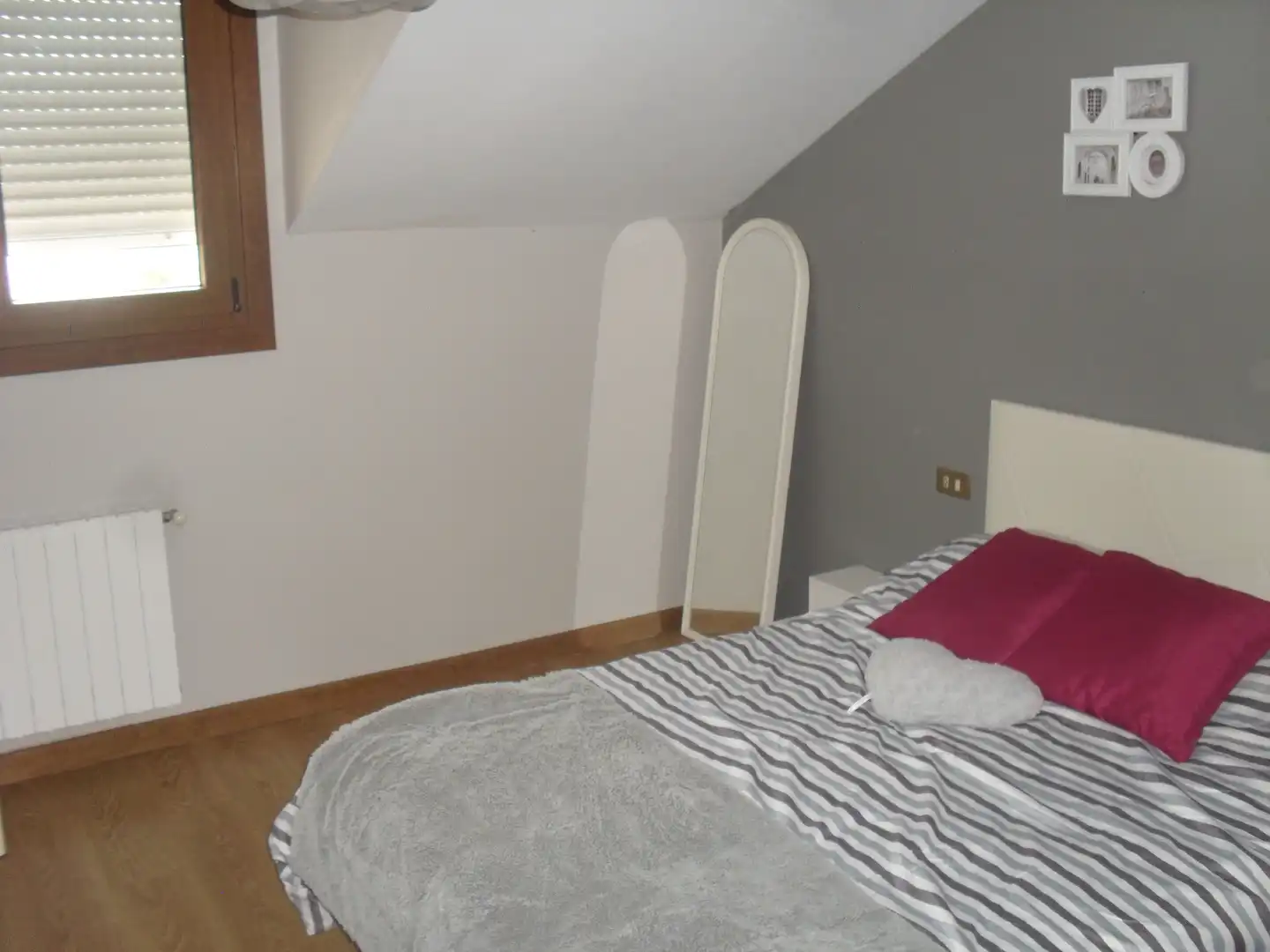 Dormitori de Casa o xalet en venda en Vigo  amb Jardí privat, Terrassa i Traster