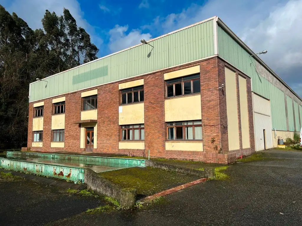 Außenansicht von Fabrikhallen zur Miete in Betanzos