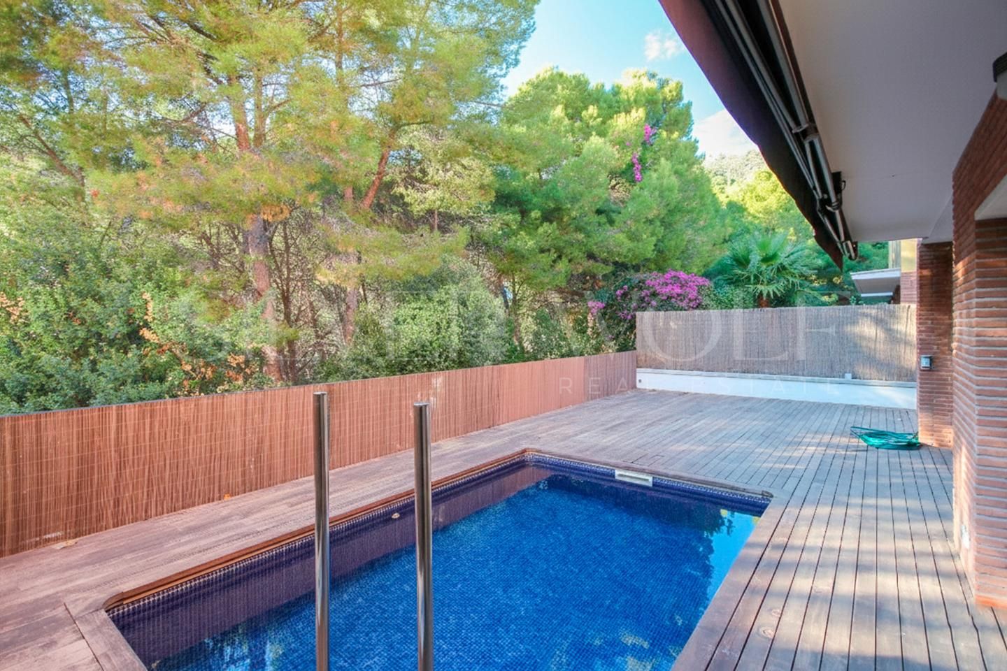 Piscina de Casa adosada en venda en Sitges amb Aire condicionat, Calefacció i Jardí privat