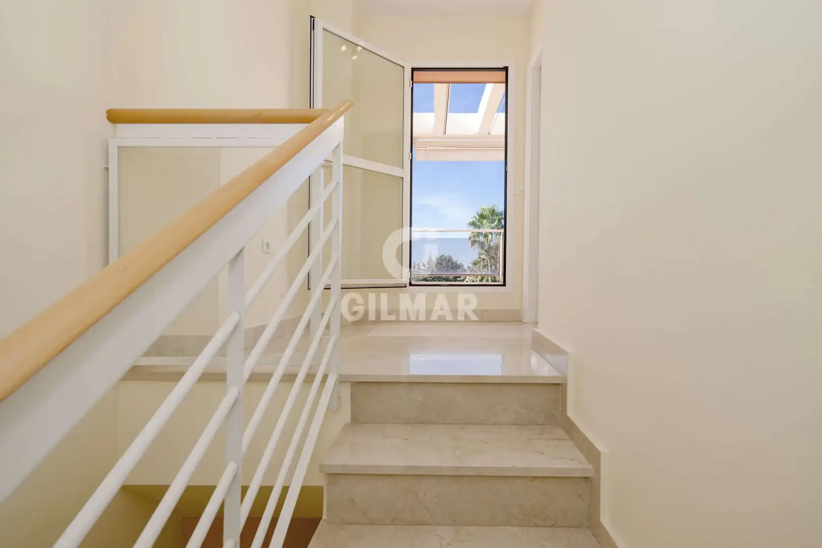 Dúplex en venta en Estepona con Calefacción, Jardín privado y Piscina