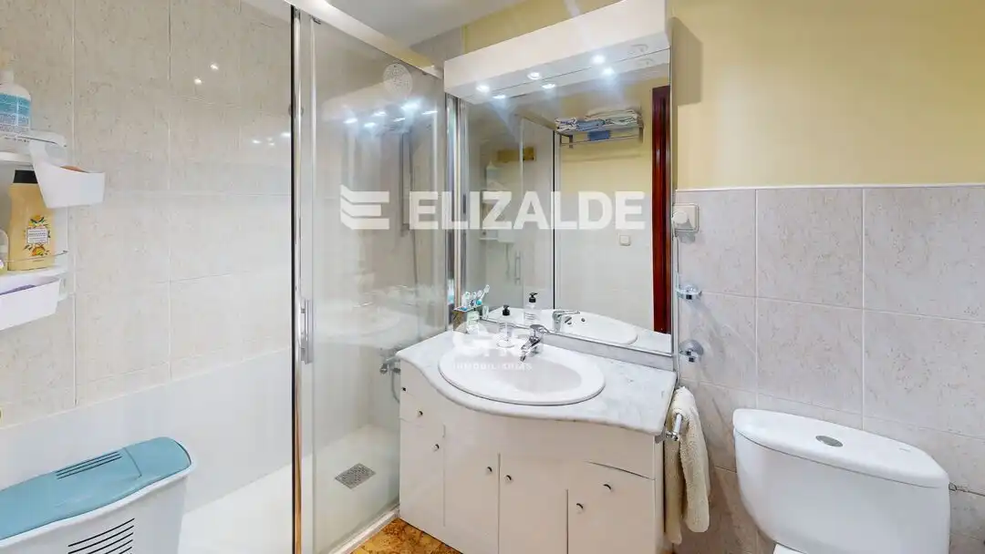 Bathroom of Flat for sale in Donostia - San Sebastián   with Heating and Balcony