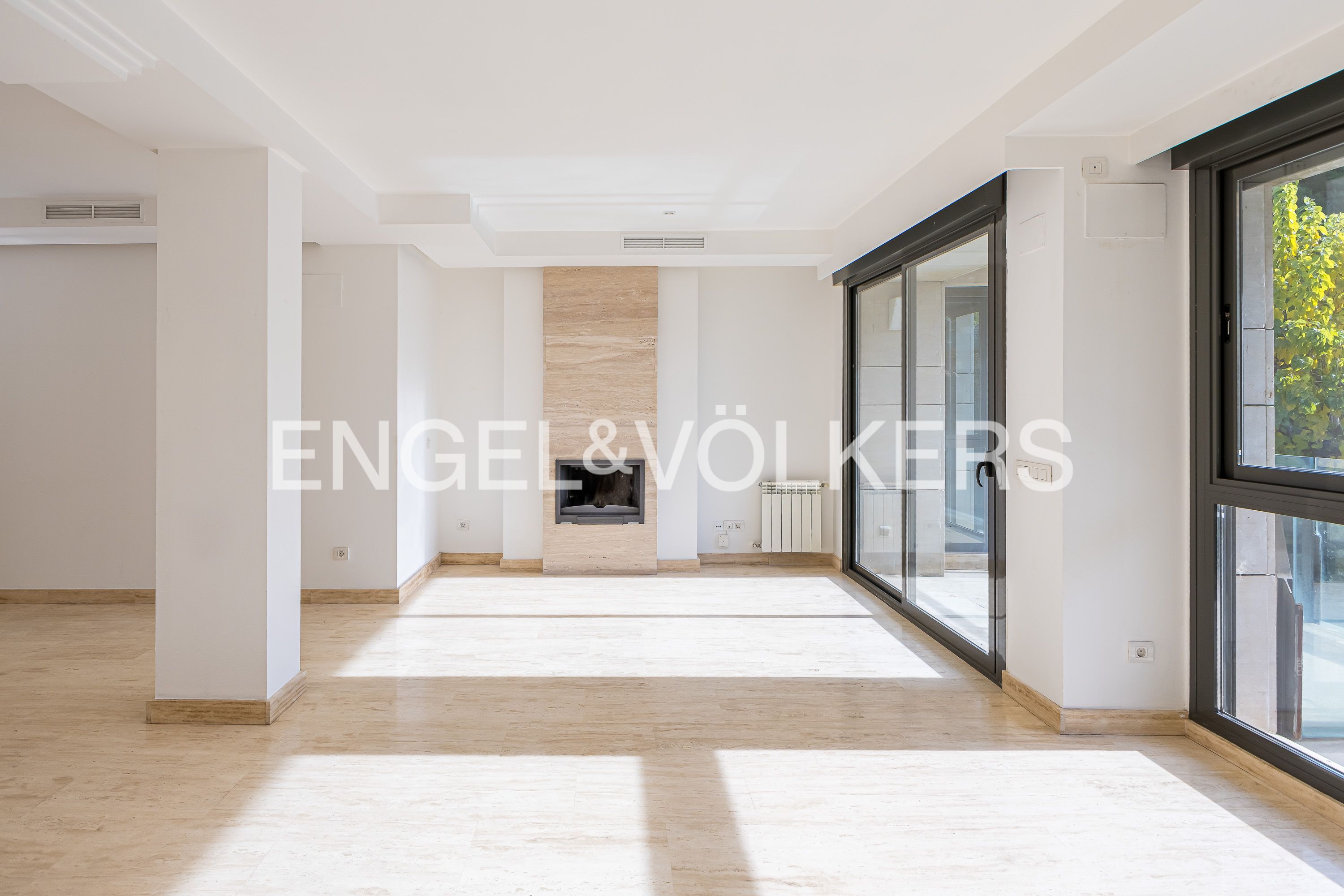 Sala d'estar de Apartament en venda en  Madrid Capital amb Aire condicionat, Calefacció i Jardí privat