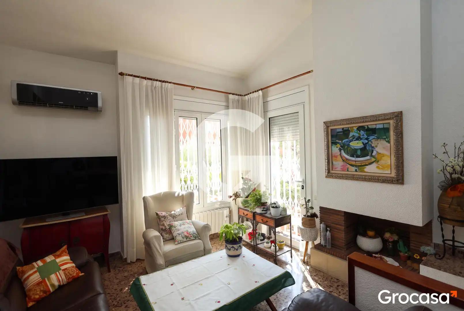 Sala d'estar de Casa adosada en venda en Sant Boi de Llobregat amb Aire condicionat, Calefacció i Jardí privat