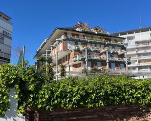 Vista exterior de Àtic en venda en Laredo amb Calefacció, Jardí privat i Terrassa