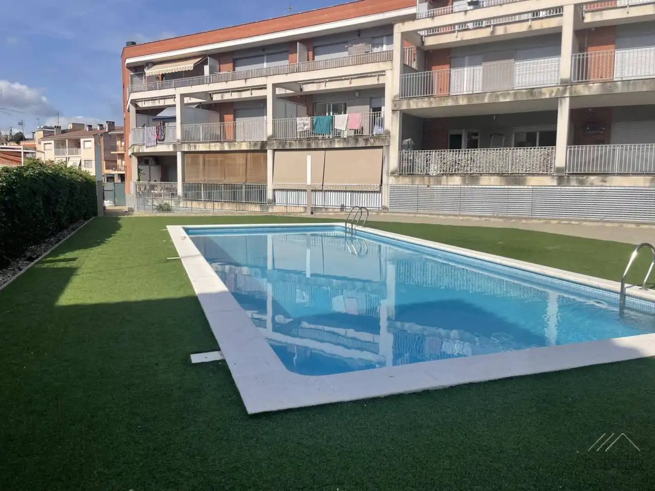 Piscina de Apartament en venda en Sant Feliu de Codines amb Aire condicionat, Calefacció i Traster