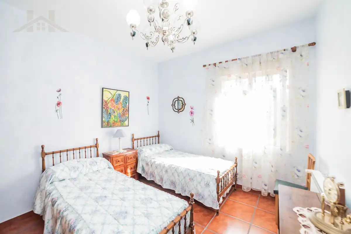 Dormitori de Casa o xalet en venda en Sevilla la Nueva amb Calefacció, Jardí privat i Piscina