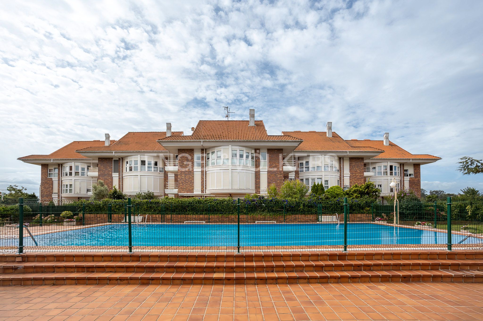 Vista exterior de Dúplex en venda en Santoña amb Calefacció, Jardí privat i Terrassa
