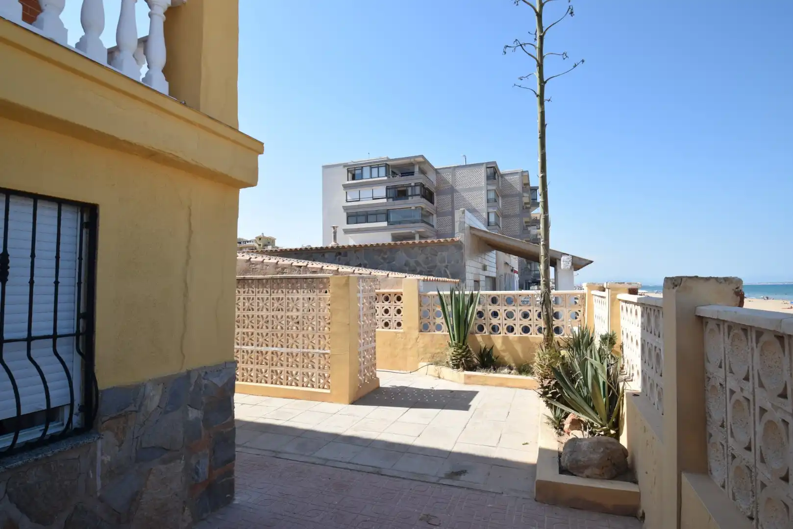 Vista exterior de Casa o xalet en venda en Guardamar del Segura amb Aire condicionat, Terrassa i Traster