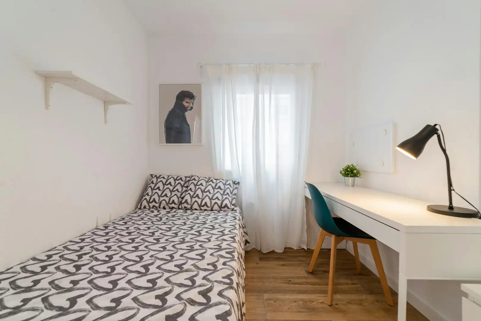Bedroom of Flat for share in Valencia  with Furnished, Washing machine and Internet