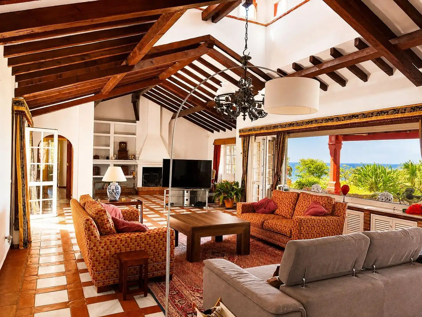 Sala d'estar de Casa o xalet en venda en Benalmádena amb Aire condicionat, Calefacció i Jardí privat