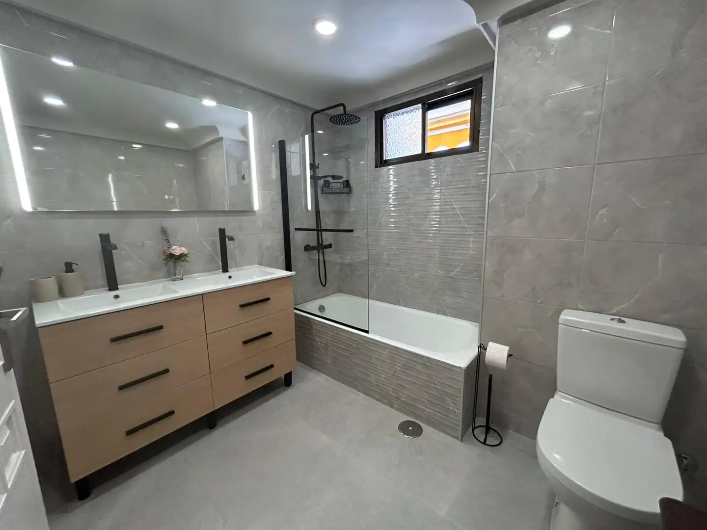 Baño de Piso de alquiler en Estepona con Aire acondicionado, Terraza y Amueblado