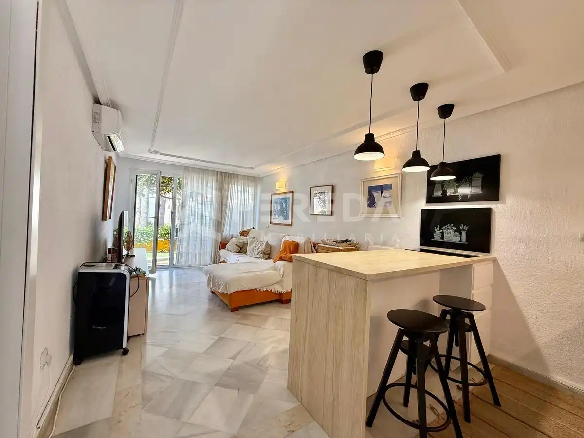 Wohnzimmer von Erdgeschoss zum Verkauf in Roquetas de Mar mit Privatgarten, Möbliert und Gemeinschaftspool