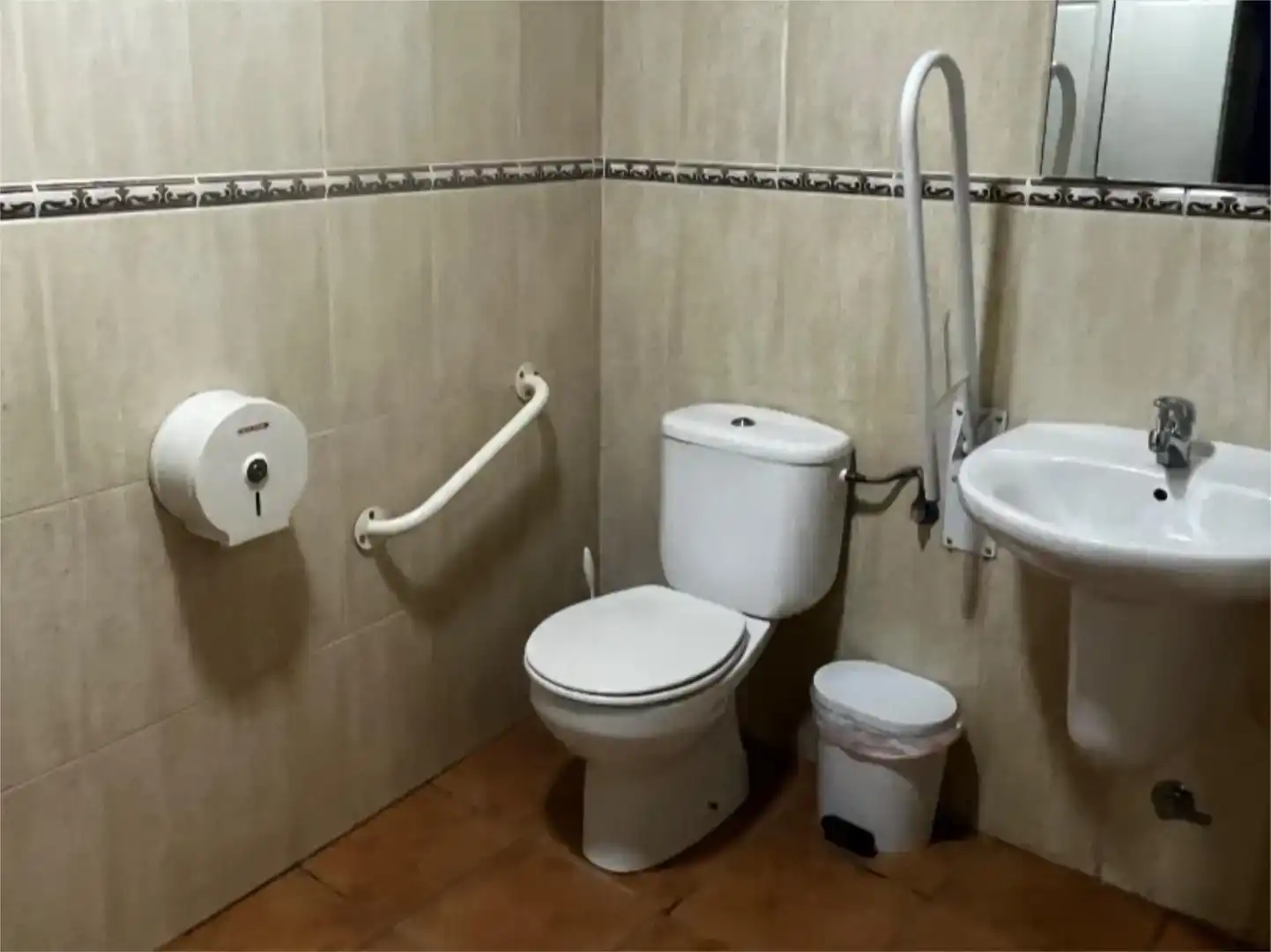 Badezimmer von Geschaftsraum zur Miete in Linares mit Klimaanlage und Möbliert